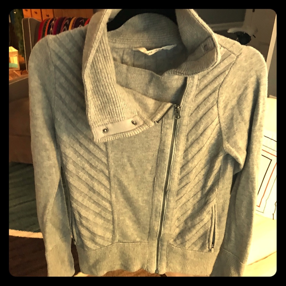 Asymmetrical wool sweater with two zip pockets!